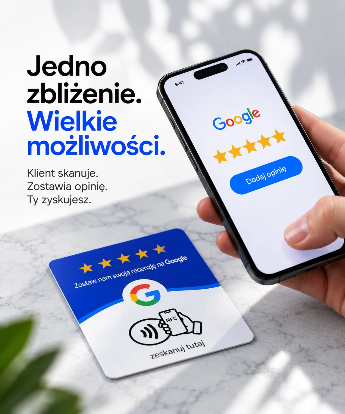 Telefon trzymany nad kartą NFC otwiera ekran opinii Google. Klient skanuje, zostawia opinię, firma zyskuje.